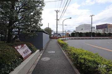 敷地西側の前面道路