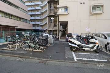 駐輪場とバイク置き場