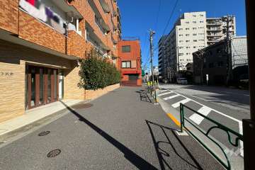 敷地南東側の前面道路（南西側から）