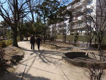 C棟のすぐ南側は瑞穂緑地になっています。