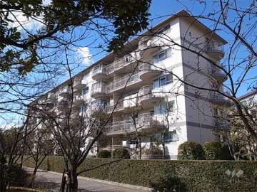 コスモハイツ瑞ヶ丘C棟の外観（東側から）