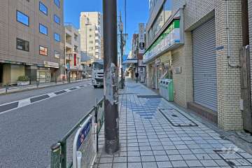 敷地の南側前面道路は鮫洲大山線です（東側から）。