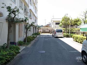 B棟の北側の通路と駐車場（平面式）