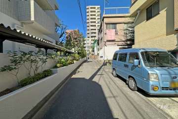 敷地北東側の前面道路（南東側から）