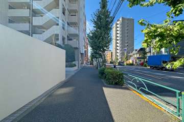 敷地北西側の前面道路（北東側から）