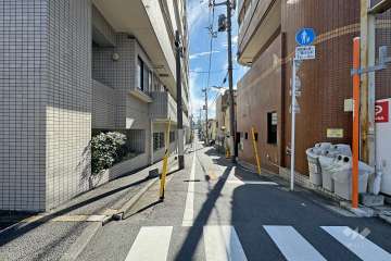敷地南西側の前面道路（北西側から）