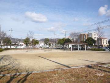 『荒牧第2公園』に隣接しています