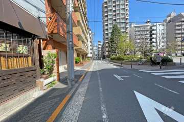 敷地南側の前面道路（西側から）