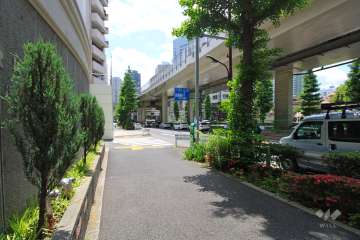敷地西側の前面道路（北側から）