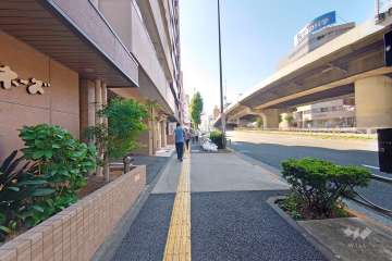 敷地西側の前面道路（北側から）