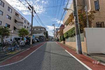 敷地南側の前面道路（東側から）