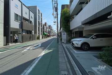 敷地南東側の前面道路（北東側から）