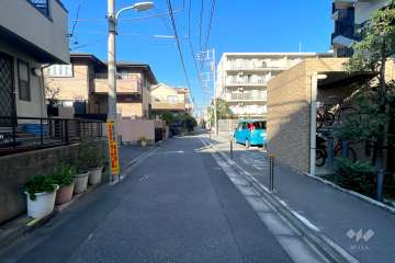 西側前面道路（南側から）