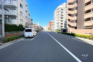 東側前面道路（南側から）