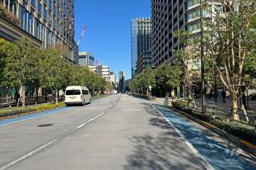 敷地西側の前面道路（南側から）