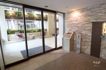 エントランスはオートロック付きです。