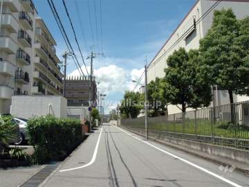 敷地の東側には工場があります。