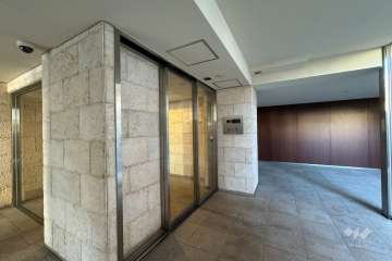 エントランスはオートロック付きです。