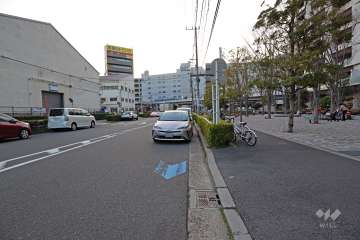 敷地南側の前面道路（東側から）