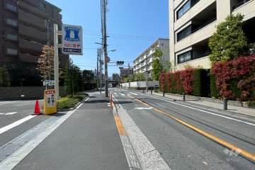 敷地南側の前面道路（東側から）