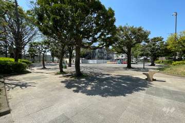 敷地の前には『東大井公園』があります。