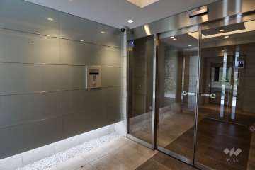 エントランスはオートロック付きです。