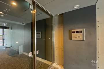 エントランスはオートロック付きです。