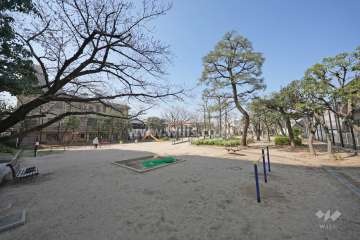 敷地の西側には公園があります。