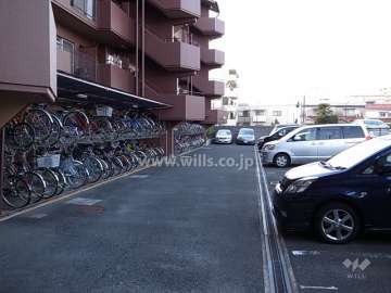 敷地内駐車場（屋外平面式）と駐輪場