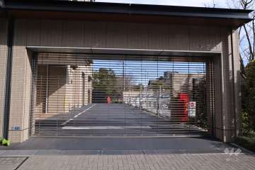 駐車場の出入り口（リングシャッター付き）・敷地内駐車場（屋外機械式）