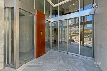 エントランスはオートロック付です。