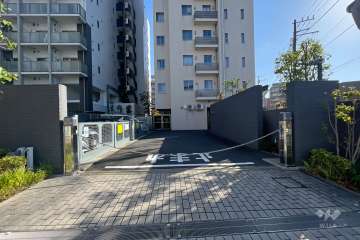 駐車場の出入り口（ロボットゲート付き）