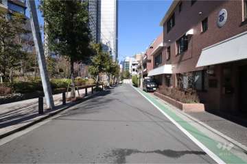 敷地北東側の前面道路(南東側)