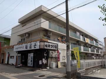 イスズハイツベル北伊丹の外観（南西側から）　1階西側は一部店舗です。