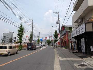 敷地の西側前面道路は二車線のバス通り（県道）です。