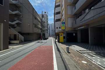 敷地北東側の前面道路（北西側から）