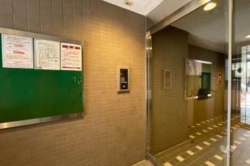 エントランスはオートロック付きです。