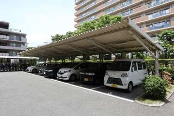 地上にある敷地内駐車場（ルーフ付き屋外平面式）
