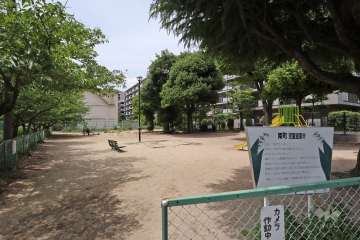 敷地南東側に隣接する「南町児童遊園地」