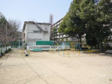 敷地の南側に公園があります。