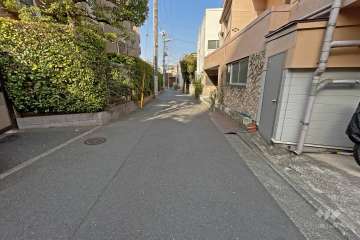 敷地北西側の前面道路（南西側から）