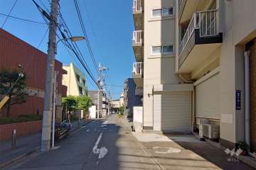 敷地西側の前面道路