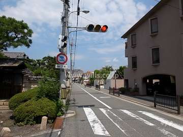 敷地西側の前面道路。周辺は一戸建てが中心に立ち並ぶ住宅地です。