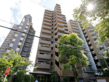 周辺にはマンションが並んでいます。