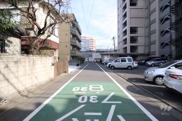 敷地北側の前面道路（西側から）