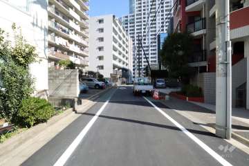 敷地南側の前面道路(西側から)