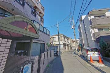 敷地の東側前面道路（南側から）