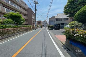 敷地北側の前面道路（東側から）