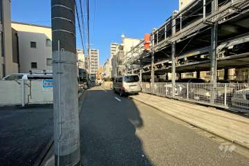 敷地西側の前面道路