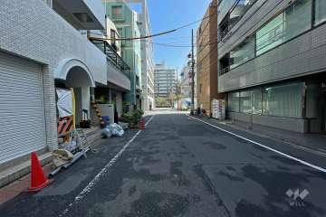 敷地南東側の前面道路（南西側から）